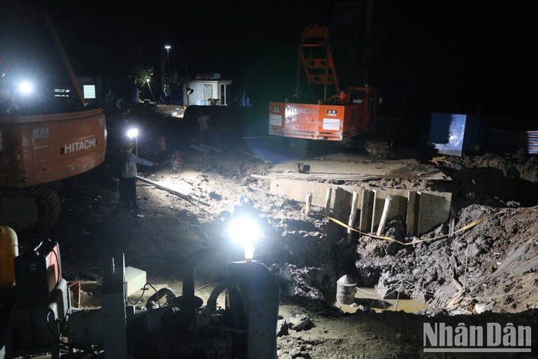 Sự nỗ lực không ngừng nghỉ của lực lượng cứu hộ.