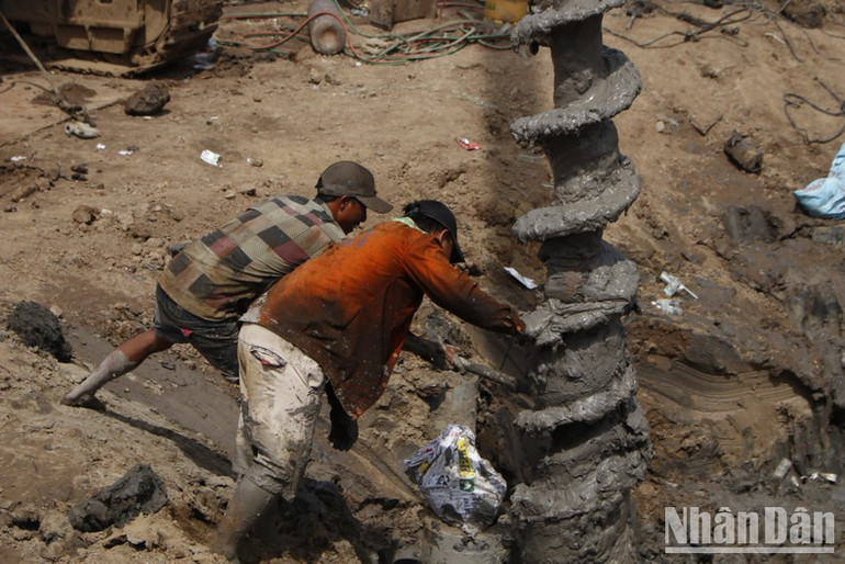 Tiếp tục phương án khoan nhồi, guồng xoắn để giải cứu cháu bé 10 tuổi tại Đồng Tháp.