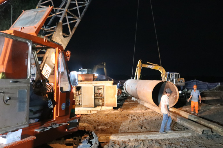 Ống vách thép có đường kín 1,5m dùng làm lồng trùm lại trụ bê-tông.