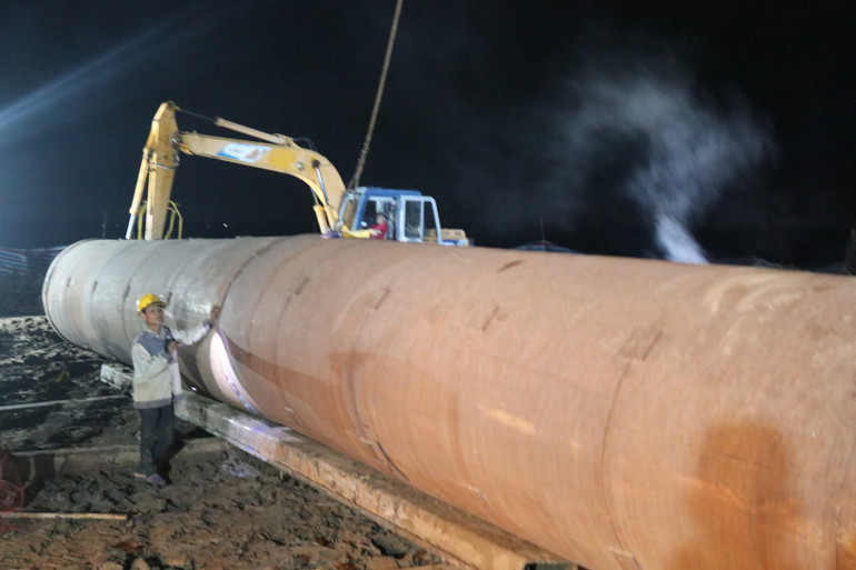 Ống vách thép có đường kín 1,5m dùng làm lồng trùm lại trụ bê-tông.