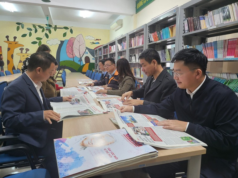 Cán bộ, nhân dân thị xã Kỳ Anh đón đọc ấn phẩm Nhân Dân Xuân Quý Mão tại Thư viện thị xã Kỳ Anh