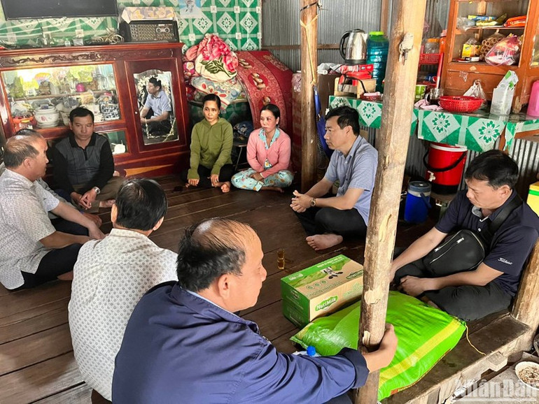 Chủ tịch Ủy ban nhân dân tỉnh Đồng Tháp Phạm Thiện Nghĩa (thứ 2 từ phải sang) cùng các đồng chí lãnh đạo tỉnh, sở, ngành tỉnh, địa phương đến thăm hỏi, động viên gia đình cháu bé.