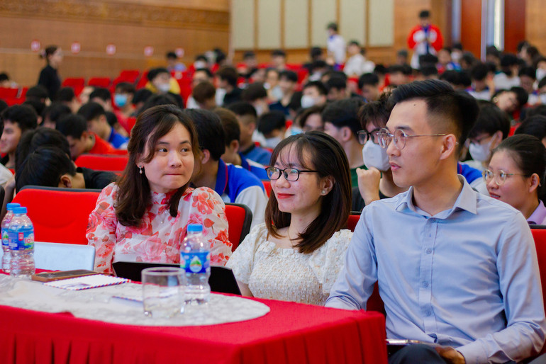 Tọa đàm về công nghệ vi mạch thu hút sự tham dự của đông đảo giảng viên, sinh viên.