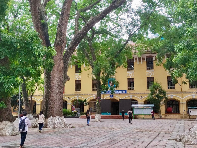 Thí sinh đến điểm thi Trường THPT Phan Đình Phùng, Hà Nội chiều 26/6 (Ảnh: PHAN ĐĂNG) Thí sinh đến điểm thi Trường THPT Phan Đình Phùng, Hà Nội chiều 26/6 (Ảnh: PHAN ĐĂNG)