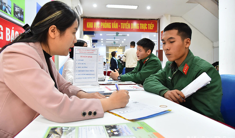 Phiên giao dịch việc làm chuyên đề dành cho bộ đội xuất ngũ năm 2022 tại Hà Nội, tháng 12/2022. (Ảnh: Thủy Nguyên)