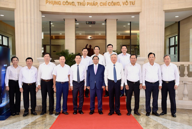 Thủ tướng Phạm Minh Chính với các đại biểu dự Hội nghị giới thiệu mô hình chuyển đổi số thành công cấp bộ, ngành