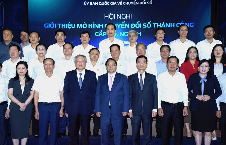 Thủ tướng Phạm Minh Chính với các đại biểu dự Hội nghị giới thiệu mô hình chuyển đổi số thành công cấp bộ, ngành