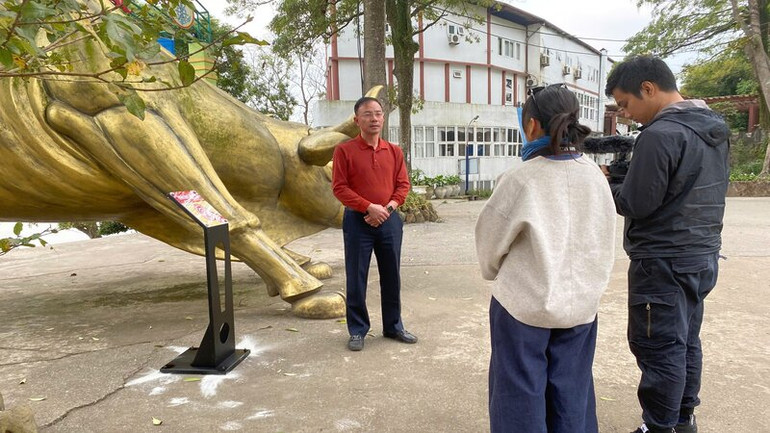 Với bảng gắn chíp NFC mà Báo Nhân Dân lắp đặt, du khách có điểm check-in khi đến hồ Núi Cốc (tỉnh Thái Nguyên).