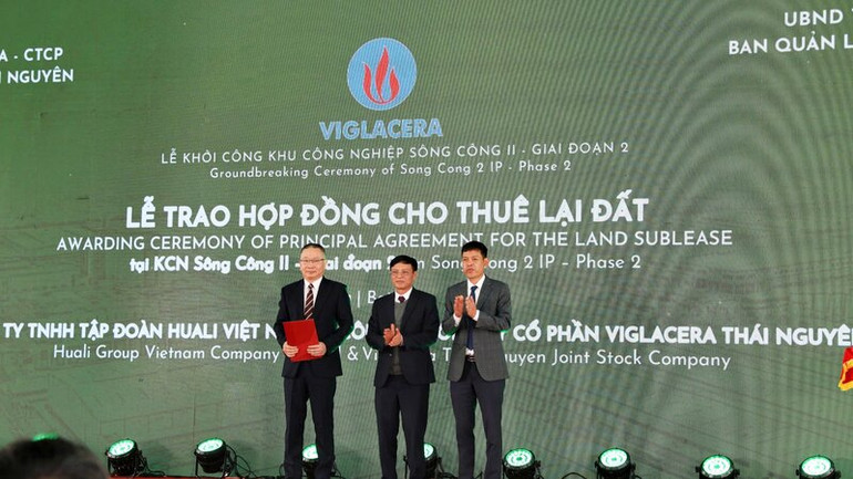 Nhân dịp này, Công ty cổ phần Viglacera Thái Nguyên trao hợp đồng cho Công ty Trách nhiệm hữu hạn tập đoàn Huali thuê hơn 13 ha đất để xây dựng nhà máy.