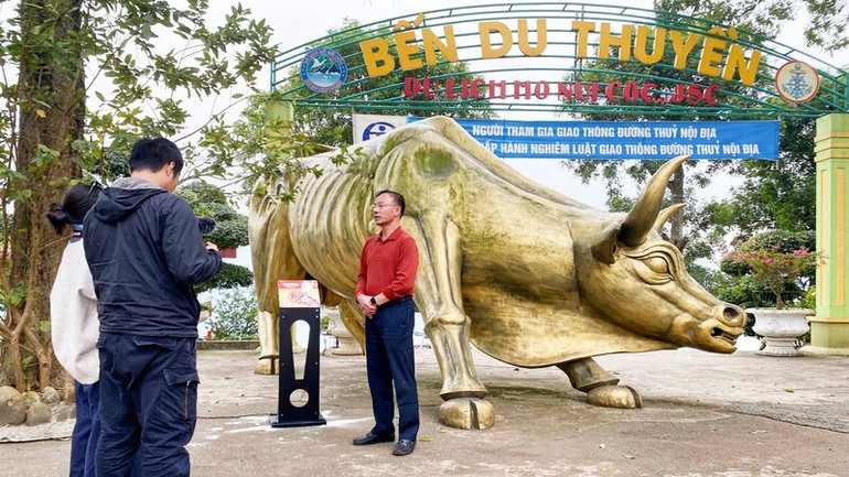 Lắp đặt bảng gắn chíp NFC tại khu du lịch hồ Núi Cốc.