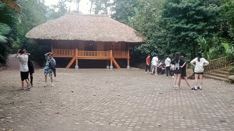 Làng Nhà Sàn Thái Hải thu hút nhiều du khách.