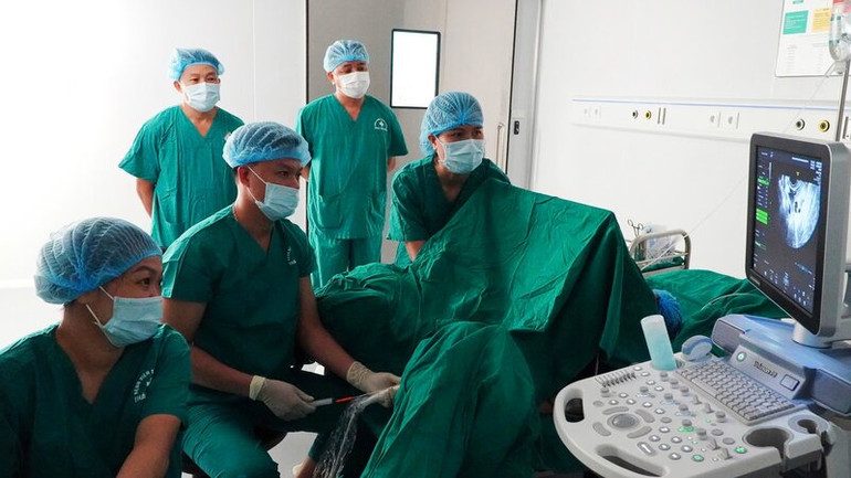 Bác sĩ, nhân viên y tế Bệnh viện Trung ương Thái Nguyên thực hiện kỹ thuật thụ tinh trong ống nghiệm IVF.