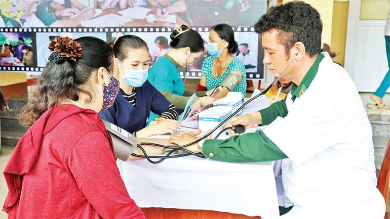 Cán bộ quân y Bộ đội Biên phòng khám bệnh miễn phí cho người dân vùng biên giới.