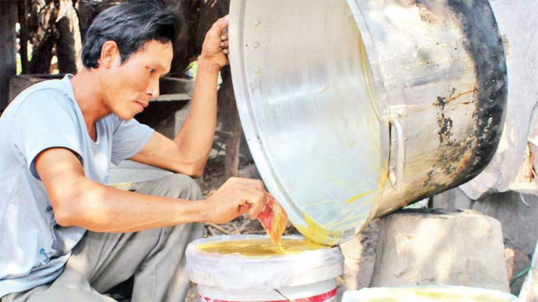 Nước thốt nốt cô đặc thành đường.