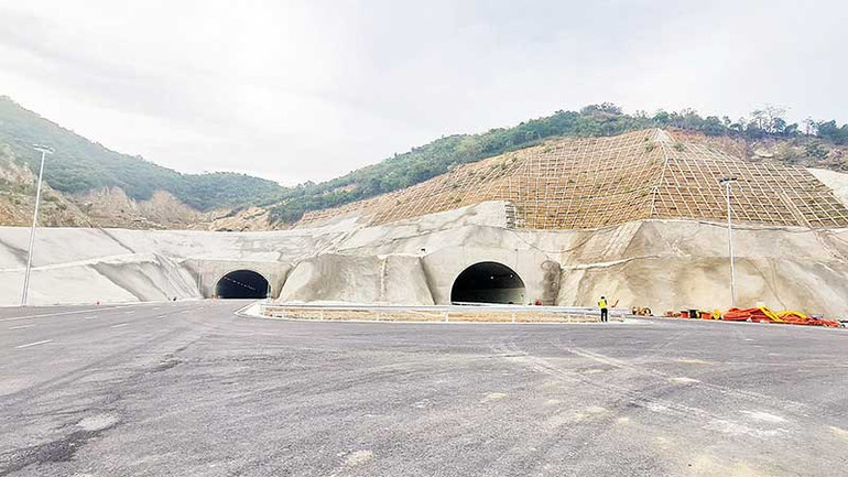 Hầm Dốc Sạn dài 700m với hai ống, là hầm đường bộ cao tốc đầu tiên ở Việt Nam áp dụng công nghệ mới, thảm nhựa polymer chống thấm, tạo độ bằng phẳng như mặt đường bình thường. Hầm Dốc Sạn dài 700m với hai ống, là hầm đường bộ cao tốc đầu tiên ở Việt Nam áp dụng công nghệ mới, thảm nhựa polymer chống thấm, tạo độ bằng phẳng như mặt đường bình thường.