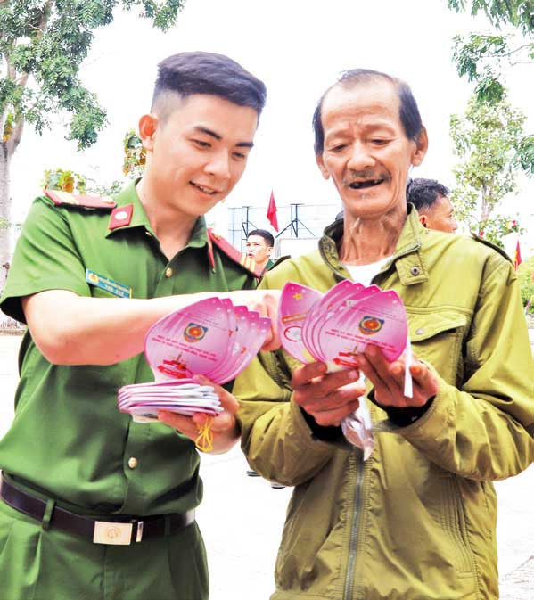 Các chiến sĩ công an tuyên truyền đến người dân nâng cao nhận thức về pháp luật và chấp hành, đường lối, chính sách, pháp luật của Đảng, Nhà nước.