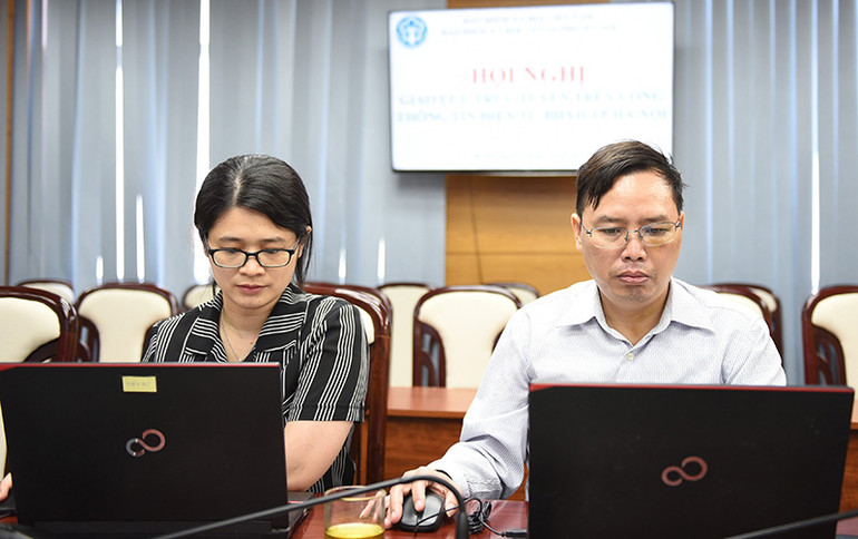 Các chuyên gia giải đáp câu hỏi của bạn đọc gửi về chương trình giao lưu trực tuyến. (Ảnh: HSS)