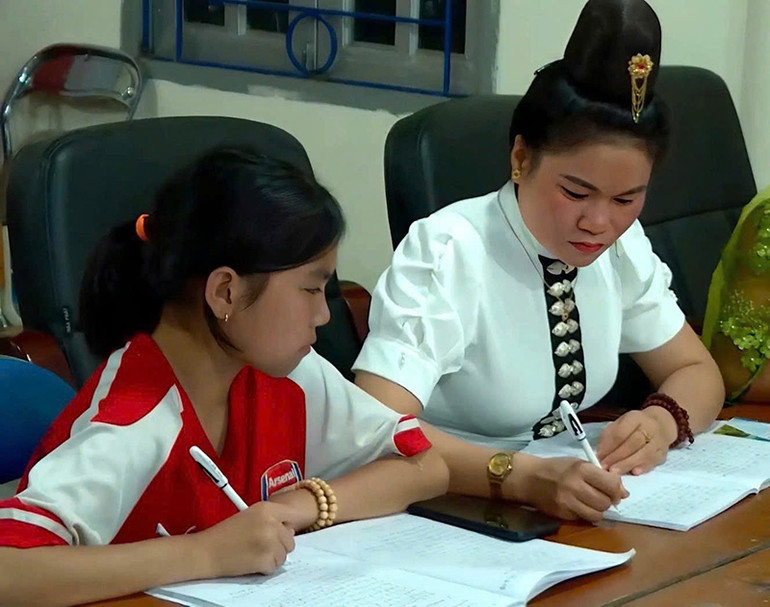 Không chỉ học sinh, nhiều bậc cha mẹ là đồng bào dân tộc Thái ở huyện Điện Biên (tỉnh Điện Biên) đã tự nguyện tham gia các lớp học viết chữ dân tộc Thái do ngành giáo dục và đào tạo tỉnh tổ chức. Không chỉ học sinh, nhiều bậc cha mẹ là đồng bào dân tộc Thái ở huyện Điện Biên (tỉnh Điện Biên) đã tự nguyện tham gia các lớp học viết chữ dân tộc Thái do ngành giáo dục và đào tạo tỉnh tổ chức.