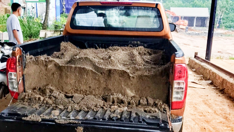 Bị ngăn cản sử dụng đường dân sinh, chủ đầu tư phải dùng xe bán tải vận chuyển vật liệu để xây dựng một số hạng mục của dự án.