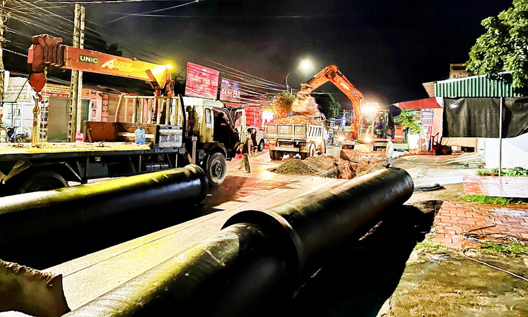 Thi công nâng cấp đường ống cấp nước sạch phục vụ khu Đại học Thái Nguyên và phường Quang Trung, thành phố Thái Nguyên.