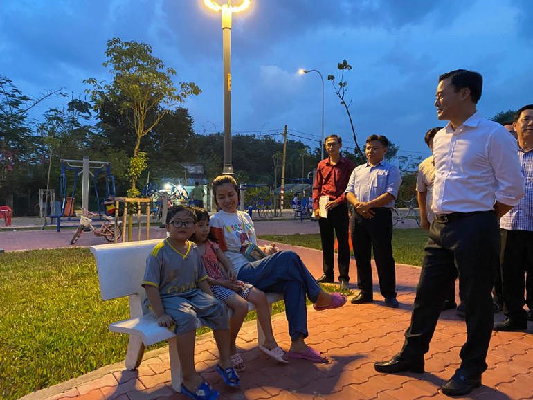 Phó Chủ tịch Ủy ban nhân dân Thành phố Hồ Chí Minh Bùi Xuân Cường hỏi thăm người dân đến vui chơi tại Khu tái định cư xã Tân Thạnh Tây, huyện Củ Chi.