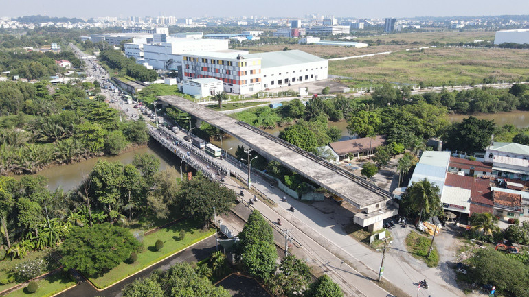 Chủ đầu tư nhận bàn giao mặt bằng để tiếp tục thi công Công trình cầu Tăng Long bị ngưng sau 4 năm Chủ đầu tư nhận bàn giao mặt bằng để tiếp tục thi công Công trình cầu Tăng Long bị ngưng sau 4 năm