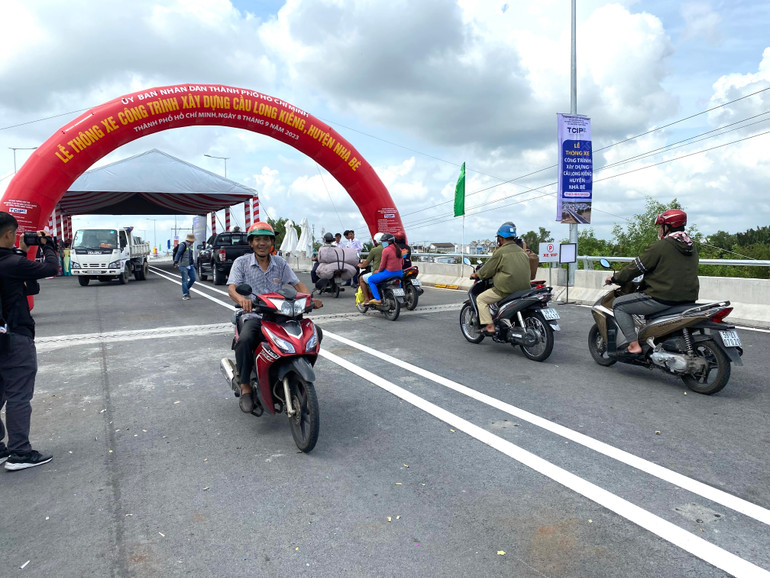 Người dân vui mừng lưu thông tại lễ thông xe cầu Long Kiểng sáng 8/9.