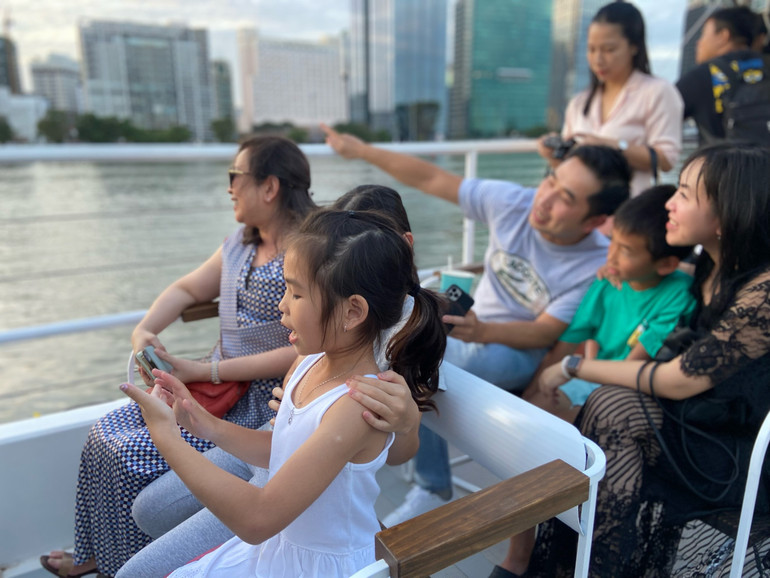 Một gia đình trải nghiệm tuyến buýt hai tầng.