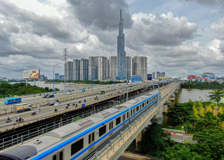 Tuyến metro số 1 Bến Thành-Suối Tiên đã chạy thử nghiệm toàn tuyến trong năm 2023, dự kiến khai thác vận hành thương mại tháng 7/2024.