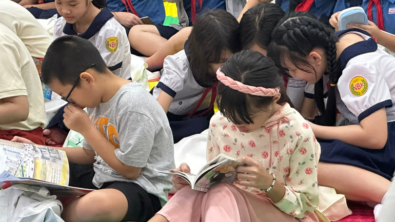 Trẻ em đọc sách, cùng nhau khám phá và trải nghiệm công trình Metro Bến Thành-Suối Tiên Trẻ em đọc sách, cùng nhau khám phá và trải nghiệm công trình Metro Bến Thành-Suối Tiên