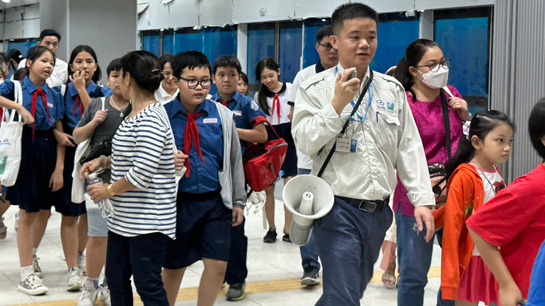 Các em học sinh nhiều lứa tuổi được tham quan, xem hình ảnh thực tế từ công trình. Các em học sinh nhiều lứa tuổi được tham quan, xem hình ảnh thực tế từ công trình.