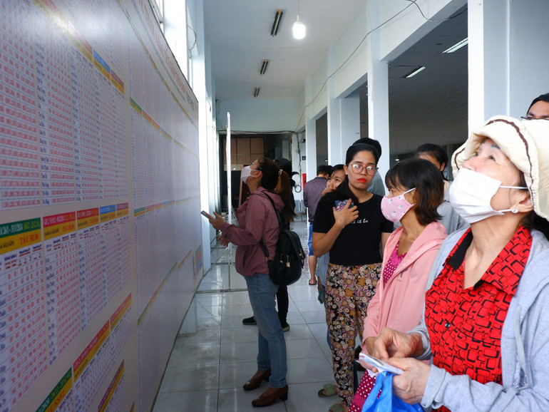 Nhiều người đến ga Sài Gòn xem giá vé, lịch trình chạy tàu Tết Giáp Thìn.