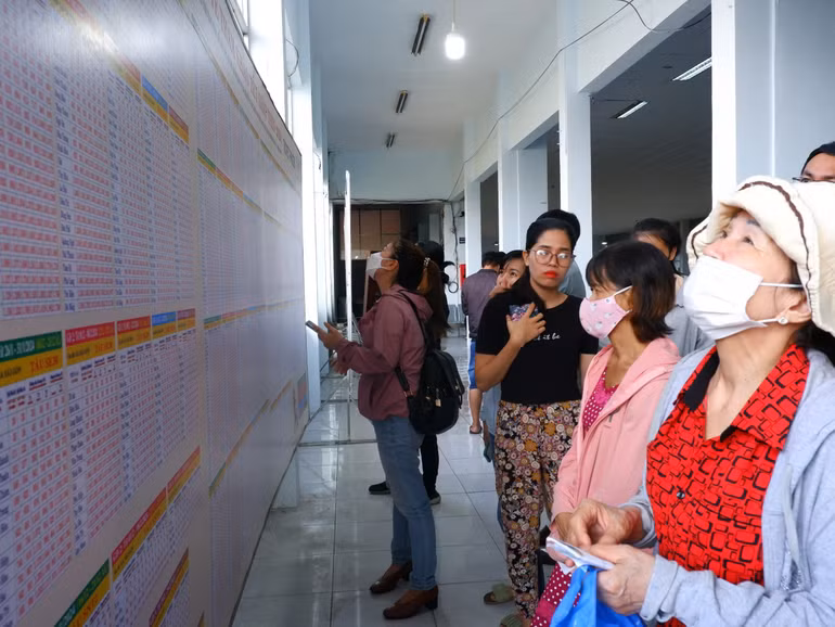 Nhiều người đến ga Sài Gòn xem giá vé, lịch trình chạy tàu Tết Giáp Thìn.