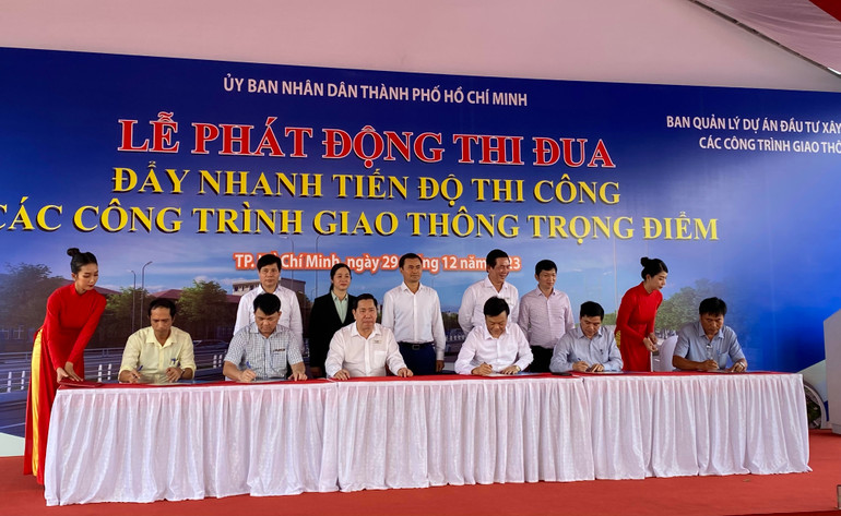 Chủ đầu tư và các nhà thầu ký kết thi đua, thi công 5 công trình xuyên Tết Nguyên đán.