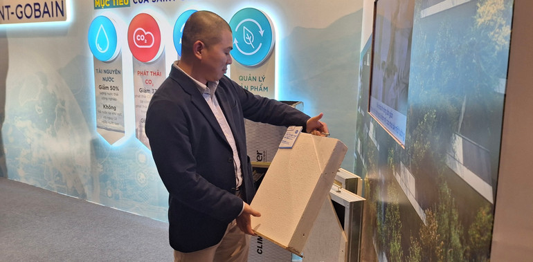 Khách mời quan tâm đến những vật liệu xây dựng thân thiện và bảo vệ môi trường được trưng bày tại Chương trình.