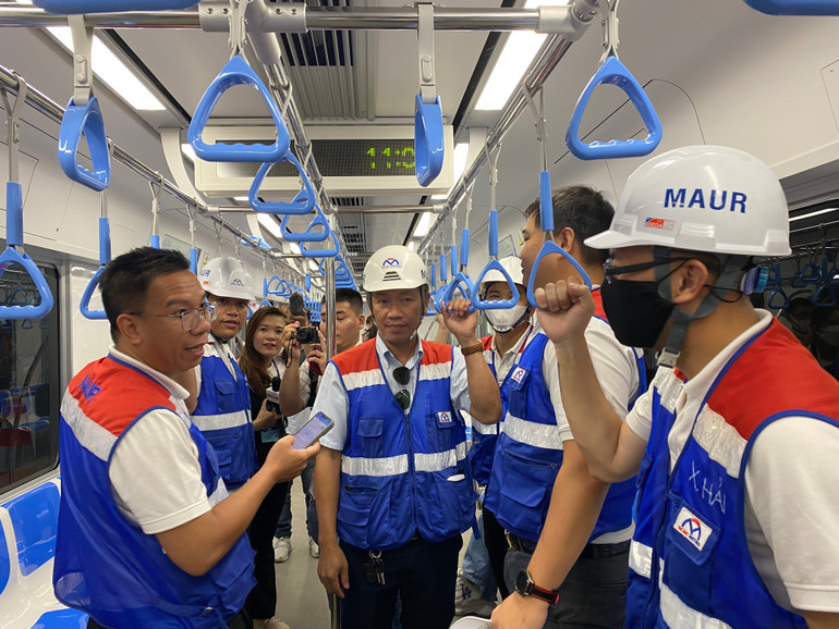 Nhân viên Ban quản lý đường sắt đô thị trải nghiệm trên đoàn tàu Metro Bến Thành-Suối Tiên, đi qua 3 ga ngầm và 11 ga trên cao.