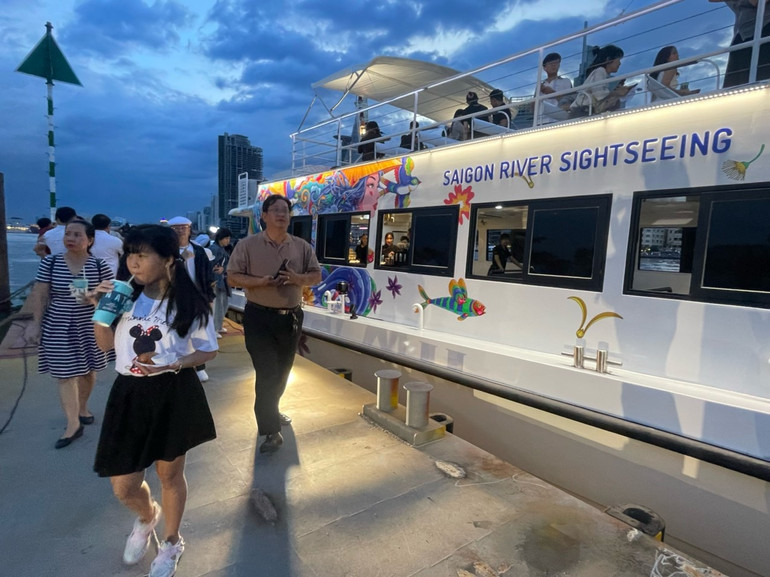 Tuyến buýt hai tầng cập ga Thủ Thiêm, nhà ga mới khánh thành đưa vào hoạt động.