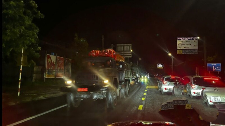 Xe quân sự hỗ trợ người dân bị ngập ở thành phố Thái Nguyên di chuyển đến nơi an toàn.