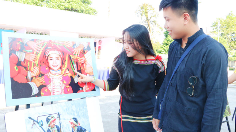 Triển lãm ảnh tại Chiến dịch, giá trị của phong tục, tập quán tốt đẹp, trang phục truyền thống dân tộc được khẳng định, lan tỏa, góp phần thúc đẩy bình đẳng giới vùng dân tộc thiểu số.