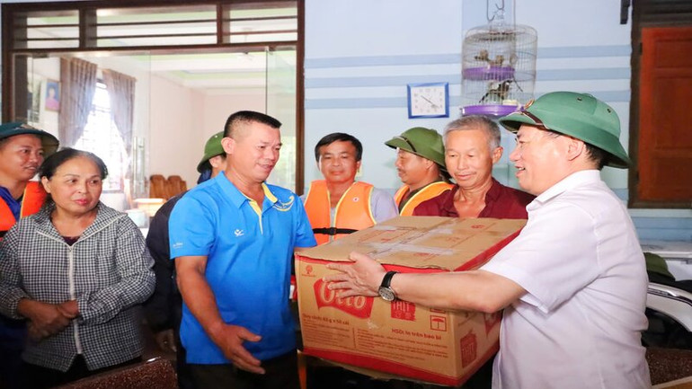 Phó Thủ tướng tặng quà người dân nơi sơ tán tránh trú lũ lụt.