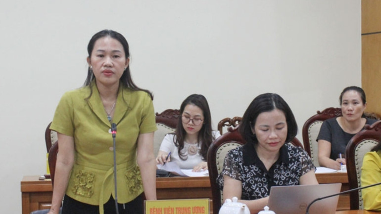 Lãnh đạo Bệnh viện Trung ương Thái Nguyên báo cáo tình hình điều trị và sức khỏe của các học sinh.