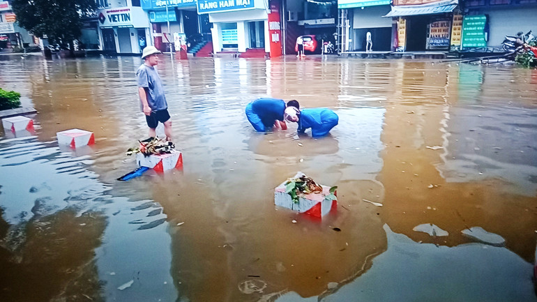 Người dân móc cống làm cho nước mau rút.