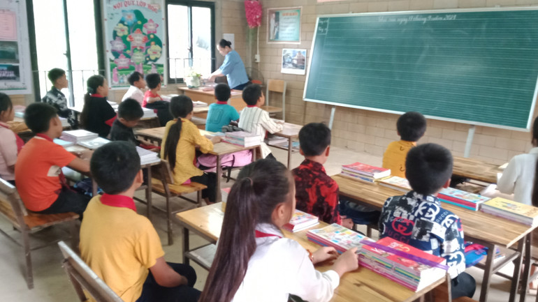 Từ sáng 12/9, học sinh trở lại lớp học.