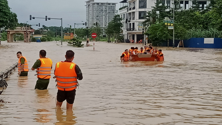 Công an, bộ đội đưa người dân ra khỏi khu vực ngập sâu, nguy hiểm ở thành phố Thái Nguyên. Công an, bộ đội đưa người dân ra khỏi khu vực ngập sâu, nguy hiểm ở thành phố Thái Nguyên.