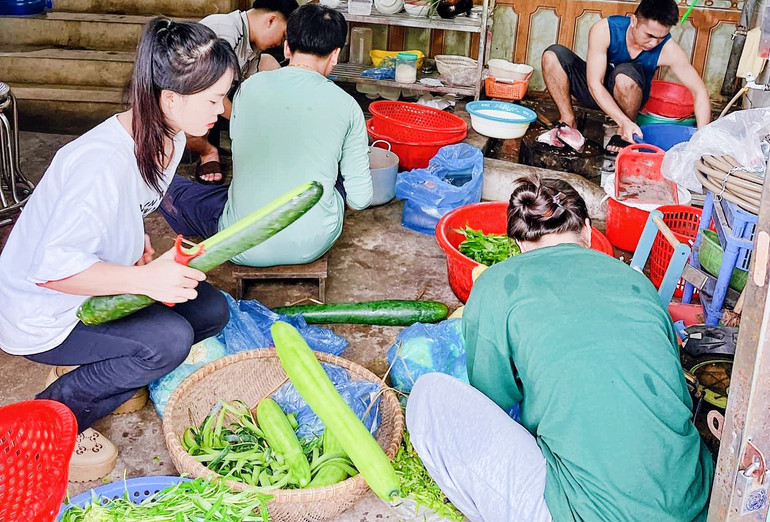 Các nhóm thiện nguyện chuẩn bị nấu ăn phục vụ người dân thành phố Thái Nguyên. Các nhóm thiện nguyện chuẩn bị nấu ăn phục vụ người dân thành phố Thái Nguyên.