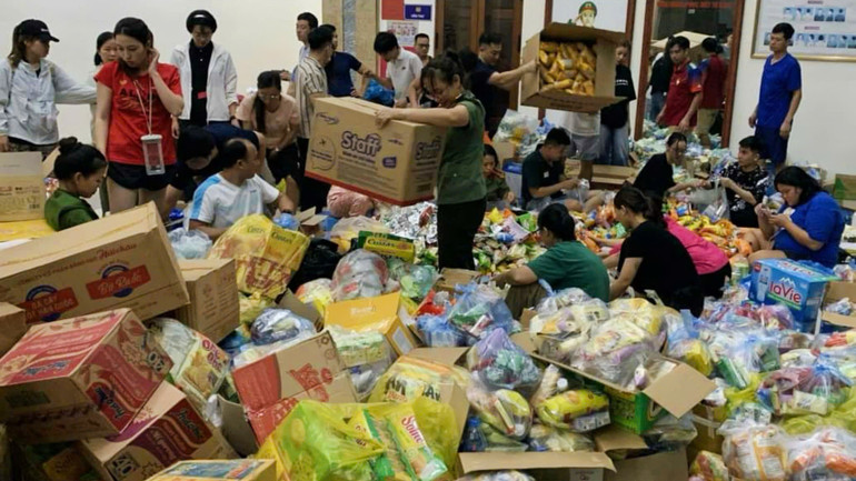 Hàng hóa, nhu yếu phẩm được thành phố tiếp nhận, phân loại để phân phát cho người dân. Công an, bộ đội vừa đưa dân đến nơi an toàn, vừa mang thức ăn, nước uống cho người dân vùng lũ. Hàng hóa, nhu yếu phẩm được thành phố tiếp nhận, phân loại để phân phát cho người dân. Công an, bộ đội vừa đưa dân đến nơi an toàn, vừa mang thức ăn, nước uống cho người dân vùng lũ.