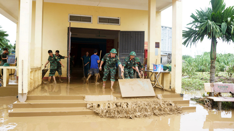 Bộ đội tăng thêm quân số sau lũ để khắc phục nhanh hậu quả.