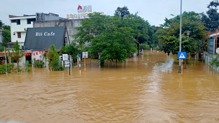 Nhiều tuyến phố, nước chảy mạnh.