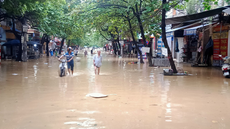 Nước ngập sâu vào trung tâm thành phố Thái Nguyên.