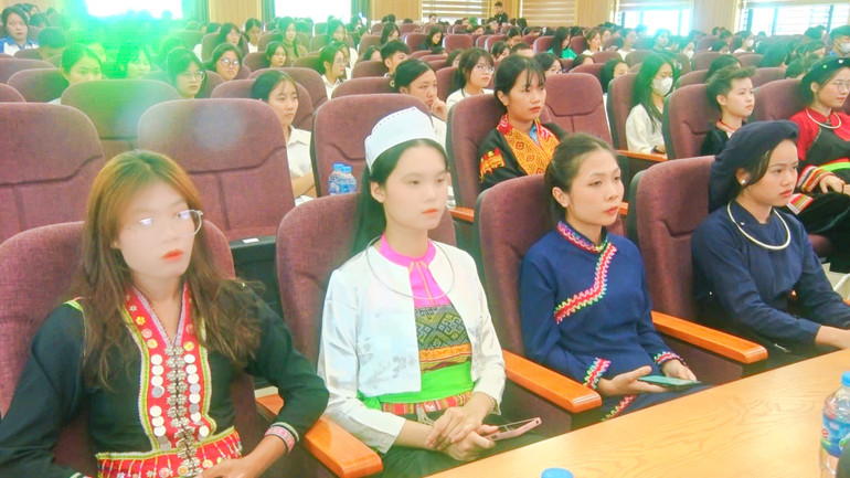 Sinh viên dân tộc thiểu số có kiến thức, nhiệt huyết, là những người đi đầu tuyên truyền, vận động thay đổi khuôn mẫu, xóa bỏ định kiến giới ở vùng dân tộc thiểu số.
